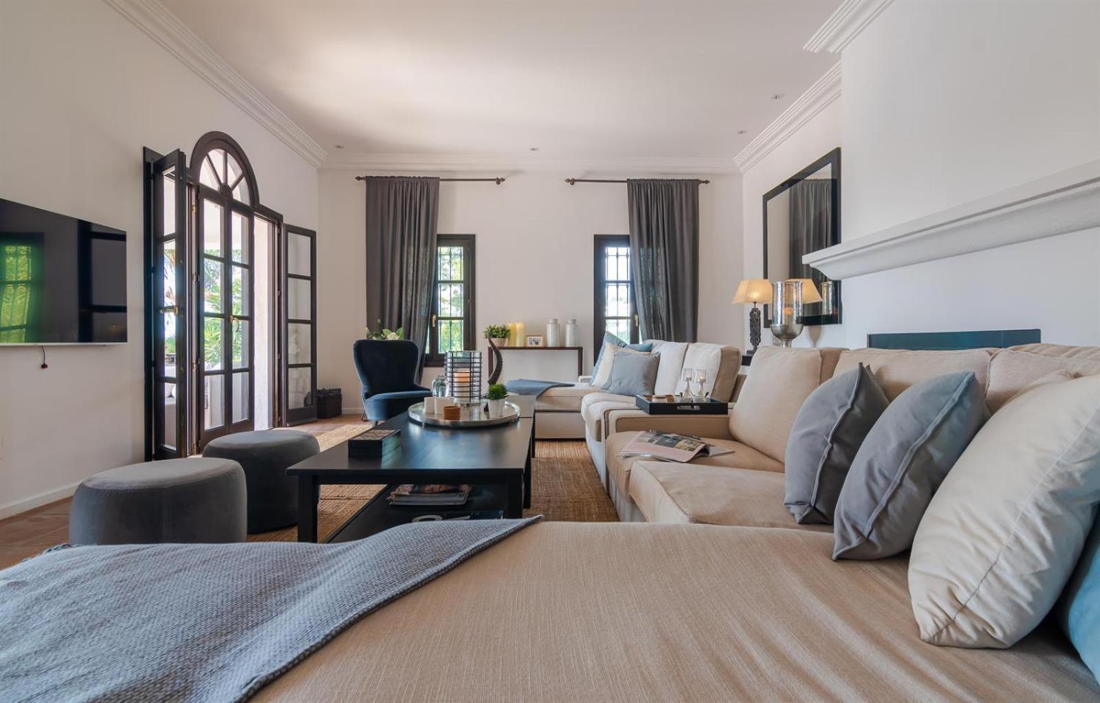 Luxury In Golden Mile Willa